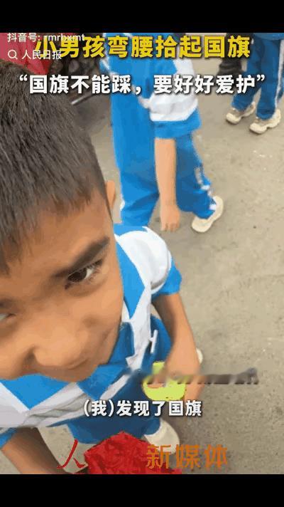 “上人民日报了！”9月28日，新疆喀什的一所校园里，学生们陆续离开。突然，一个男