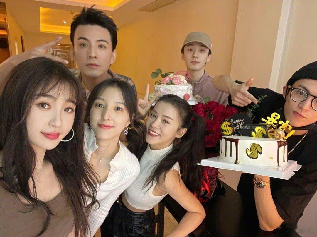 苍兰诀的大爆也是源自于剧组成员关系很好吧 ​​​