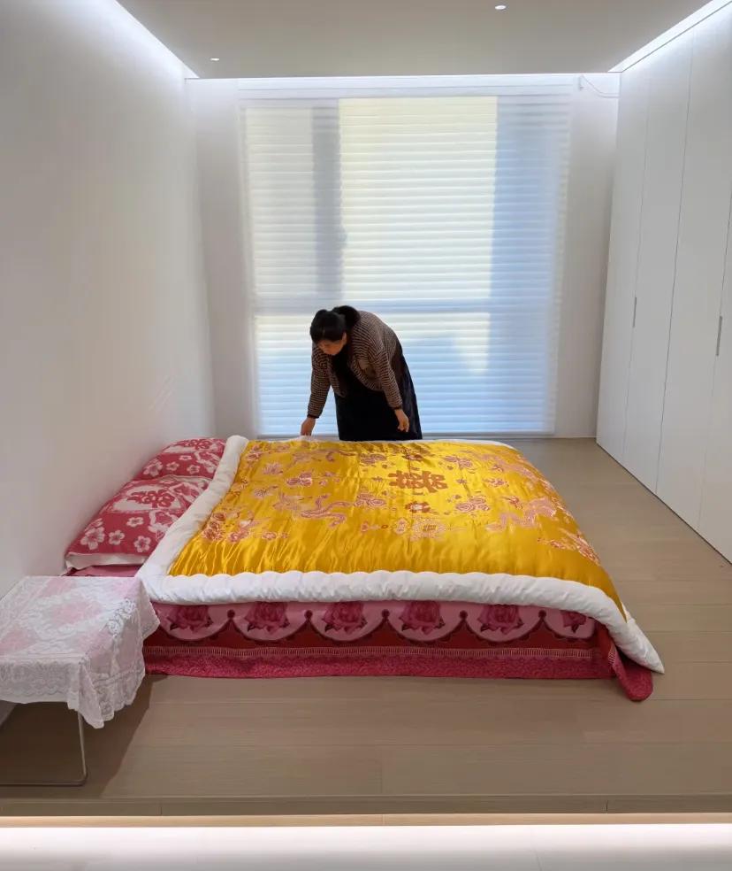 小夫妻首次回老家过年，婆婆精心准备惊喜。她特意购置了七彩新被褥，寓意吉祥如意。每