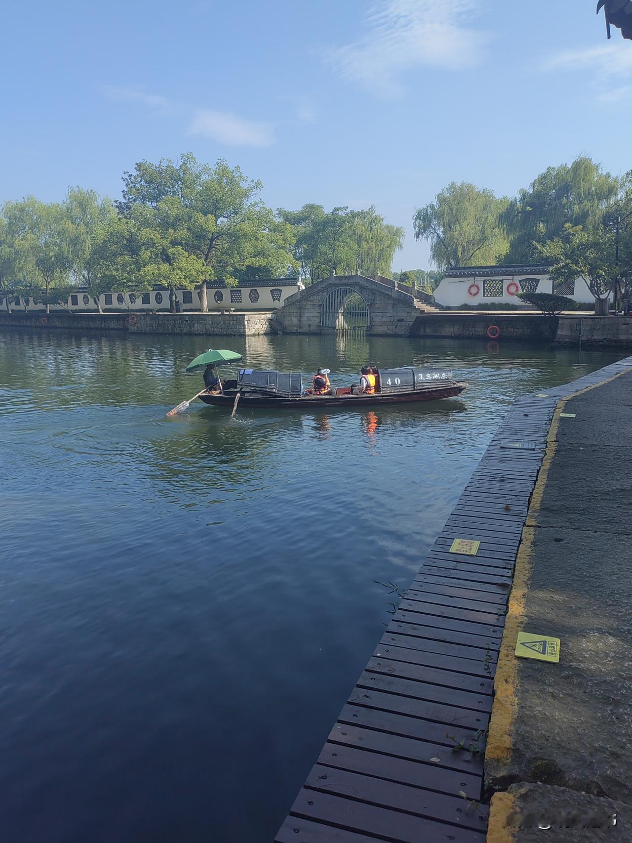 绍兴东湖的乌篷船


说来很惭愧，从小在长江边上长大，就连自己名字里也有个带三点