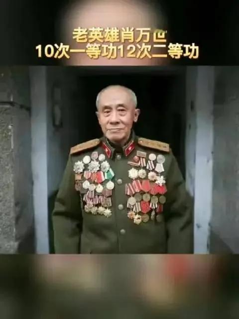 1938年，一个日本俘虏不听话，被八路军小战士打成重伤，排长肖万世因此被撤职，他