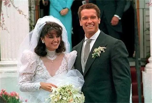 [微风]1996年一天，施瓦辛格在宿醉后的清晨，趁妻子不在家，和家里的胖女佣发生