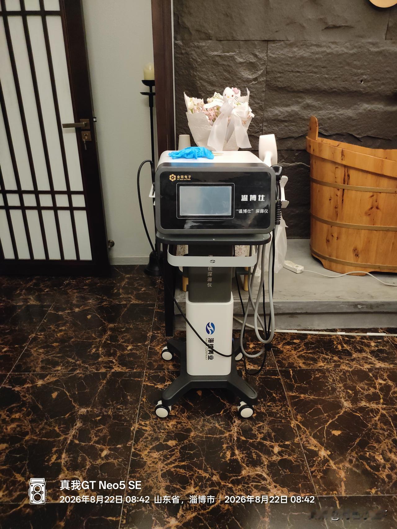 昨天我在小区门口碰到一名男子上前推销推拿理疗卡，69元可以做10次。想到妻子脑梗