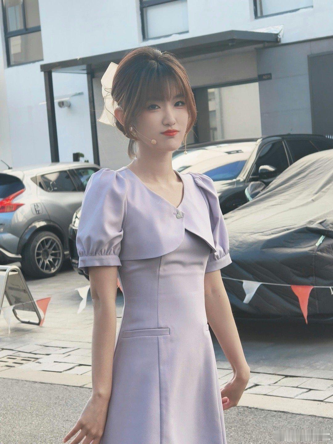夏安的颜值和翻译水平一样出圈[舔屏][舔屏]可爱！LPL美女主持人夏安分享照片：