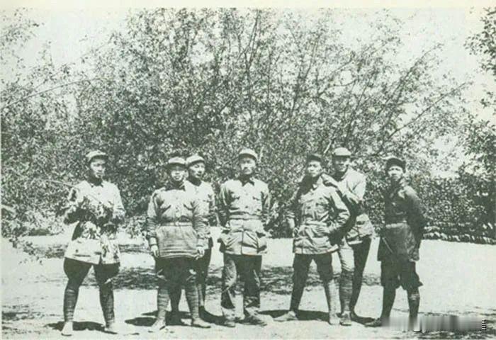 1937年，延安，程子华(左四)、周子昆(右三)、周建屏 (右一)、​张宗逊(右