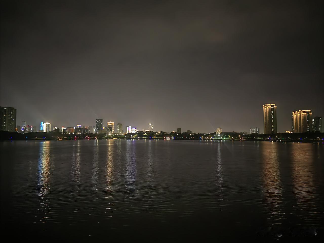 人到中年，美女如何保持年轻漂亮？

        上了四十的姐妹，若还想一如既