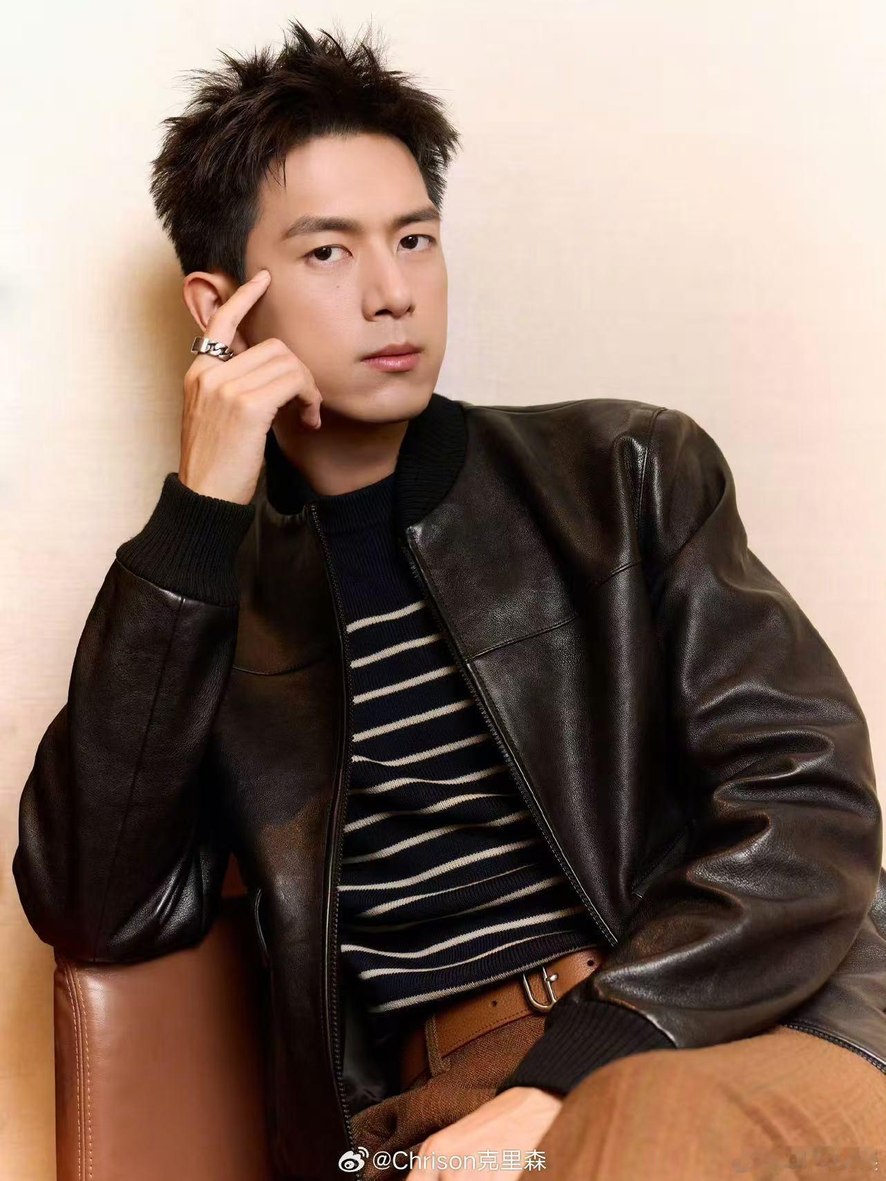 李现Prada米兰看秀造型李现黑皮衣咖色西裤李现黑皮衣咖色西裤，好看的，真棒 ​