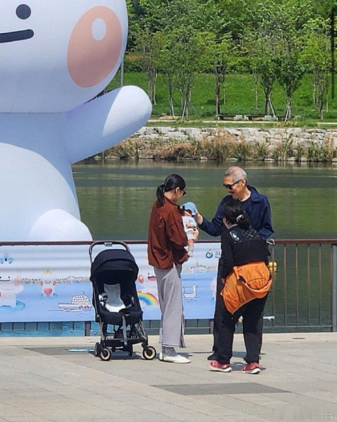 偶遇金敏喜洪尚秀带娃出行 大阪机场偶遇柏林影后！金敏喜43岁为64岁洪尚秀生下儿