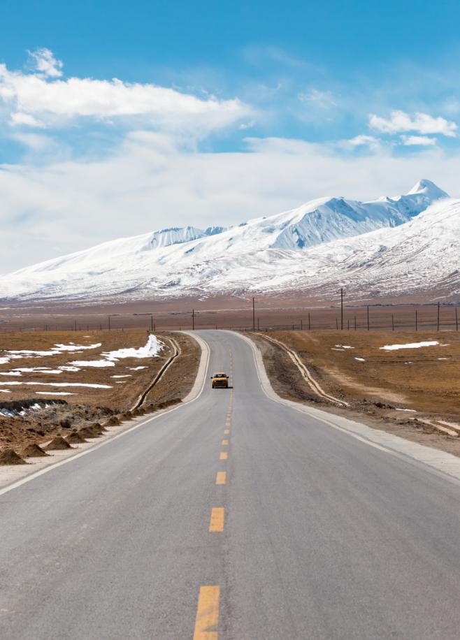 西藏的道路建设成果，真的是实打实的逆天级变化。
旧西藏进藏要靠骑马步行，走三四个
