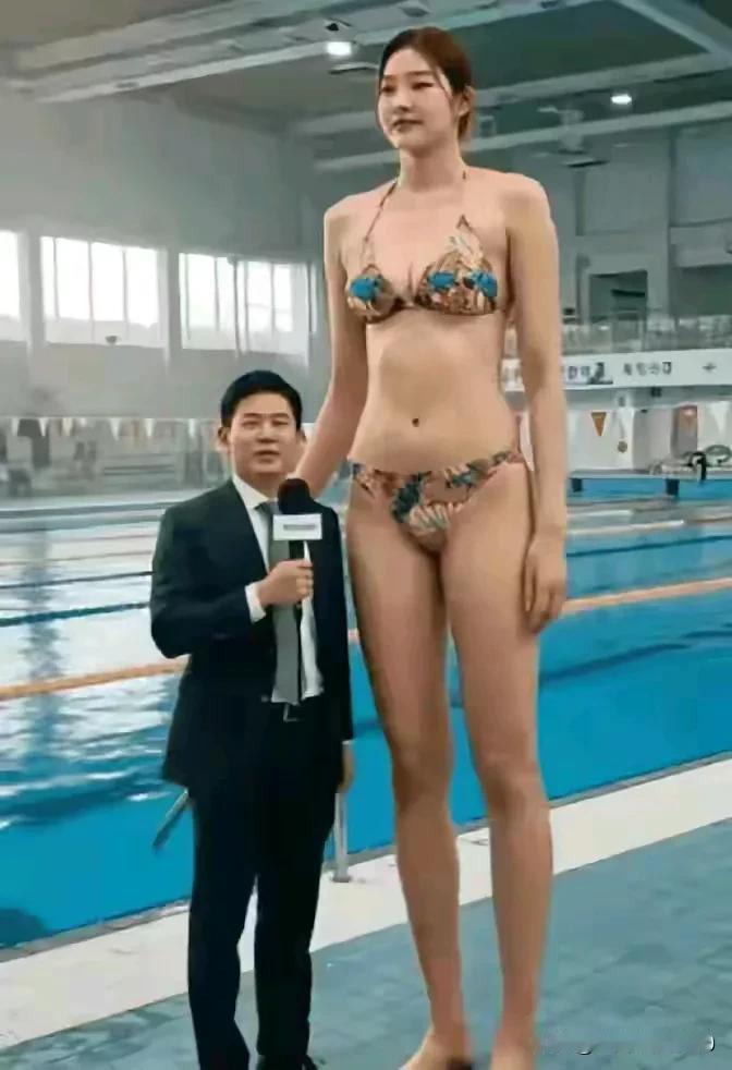 这姑娘真高，达2.26米，几乎和姚明一样高了，采访她的男主持人仅仅到她的腰间，仿