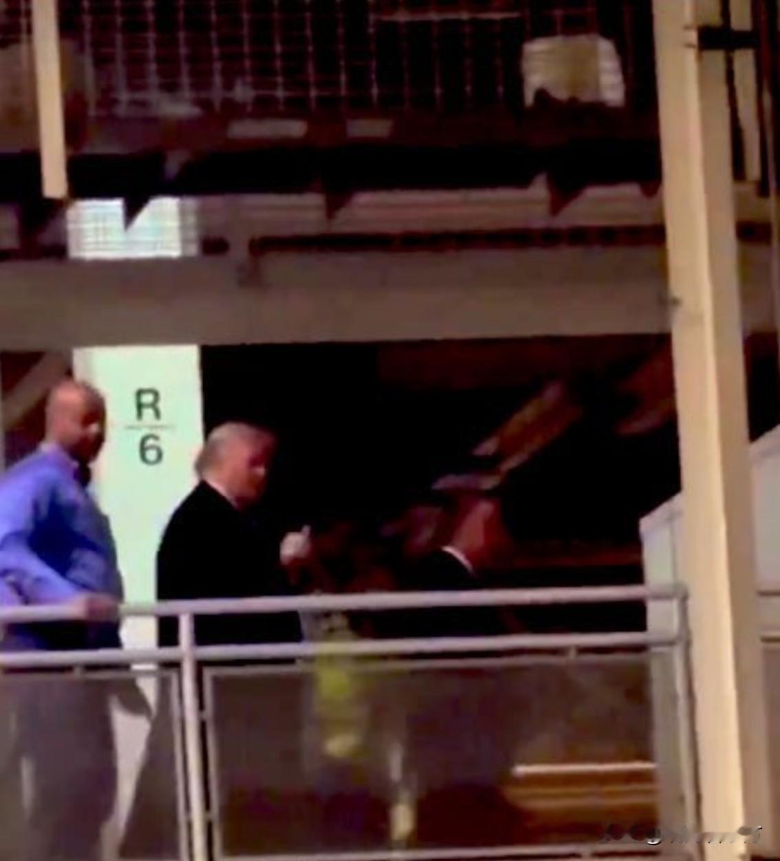 几个小时前特朗普参观底特律福特汽车工厂时，有人冲着特朗普喊“恋童癖保护者”，随后