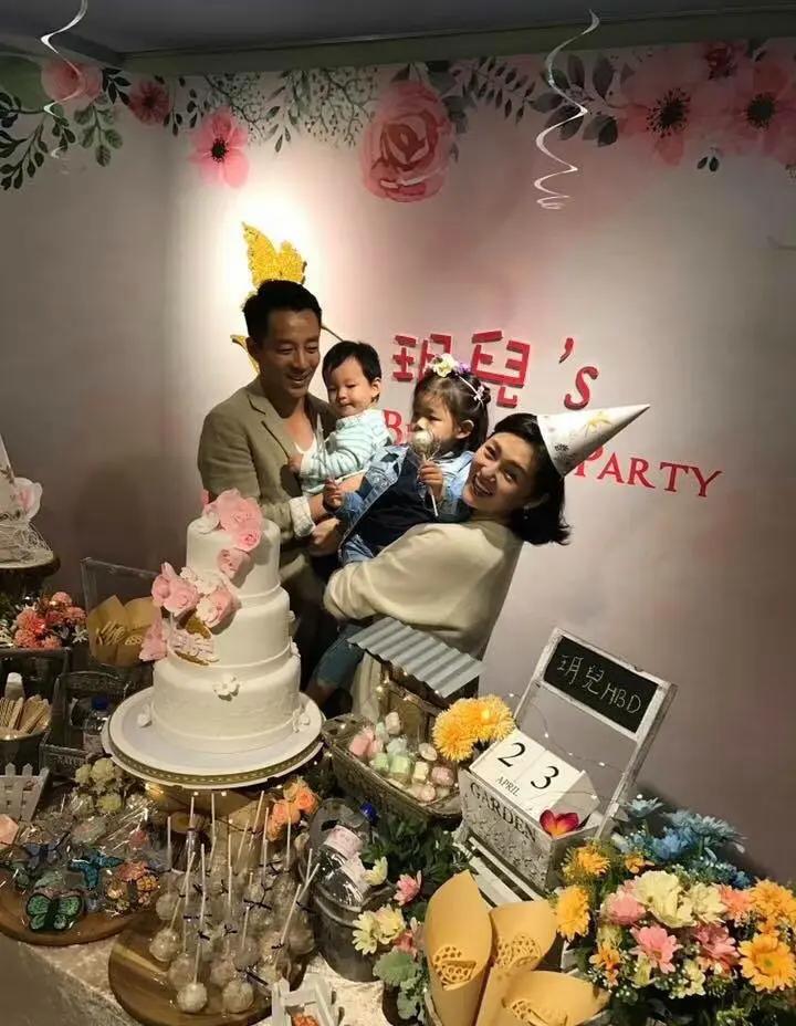 我这些天看到关于这一家人的信息，就想到小玥儿，真的很心疼。这么小，失去了妈妈，别