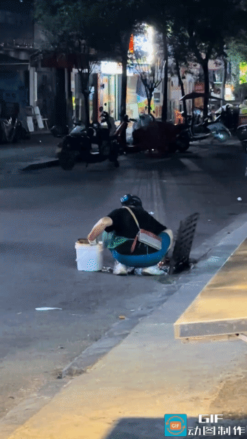 “简直不可思议。”女子深夜下班回家，路遇一位蹲在地上的大妈，待她走近细看，眼前的