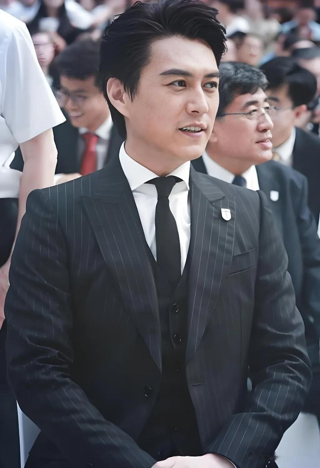 有自知之明真的很重要，

不信你看演员靳东就知道了，

白玉兰最佳男主角靳东，在