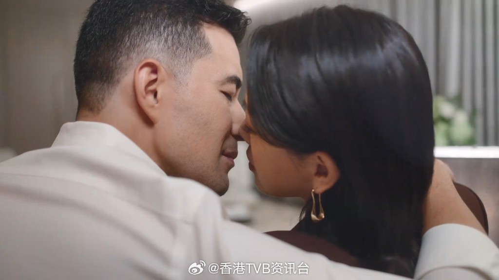 星岛：正义女神丨陈炜出动私伙性感上阵拍床戏 与古天祥吻到嘴歪 被医生老公吐槽 反