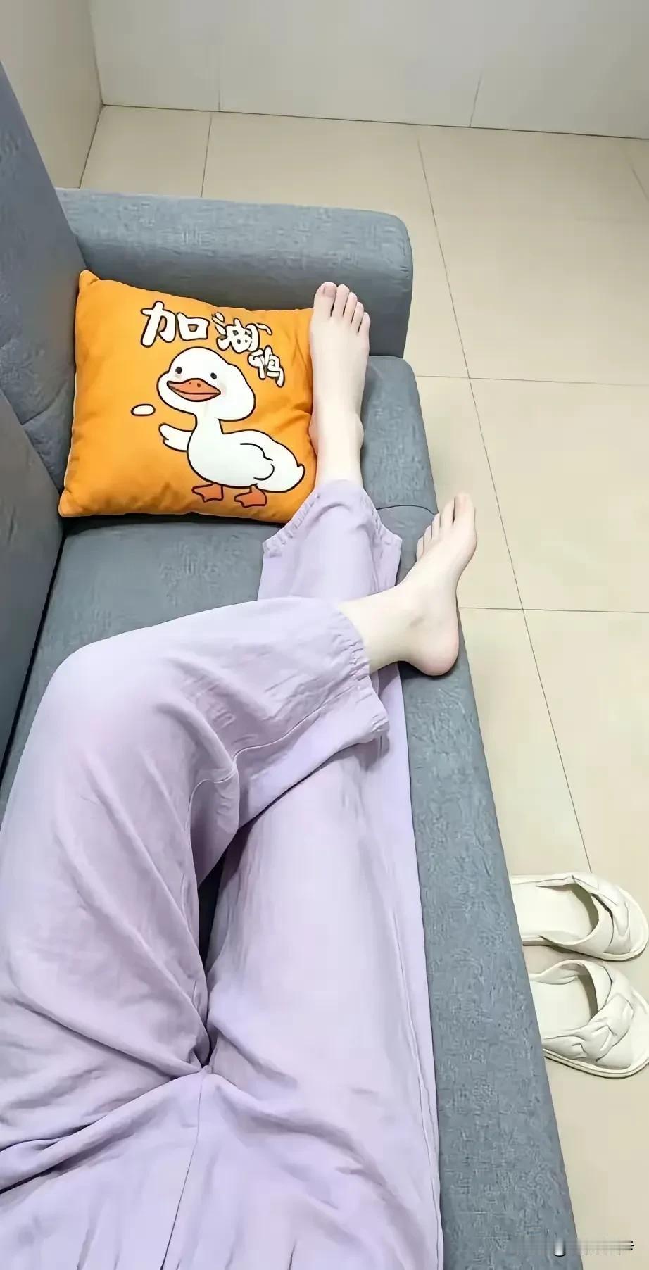家人们谁懂啊！无意间刷到一个朋友圈，她写道：参加工作已经三年了，由于脚穿34码鞋