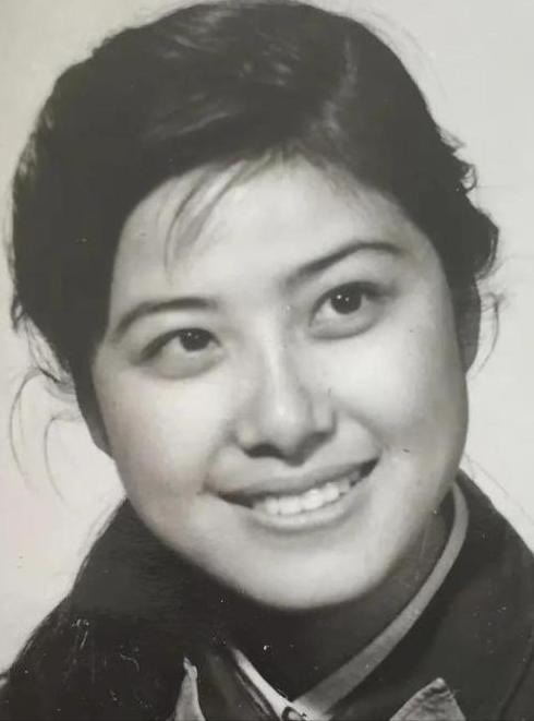 1995年秋天，吴玉华与丈夫汪俊的婚姻走到了尽头。为了一个尚未出世的孩子，两个相