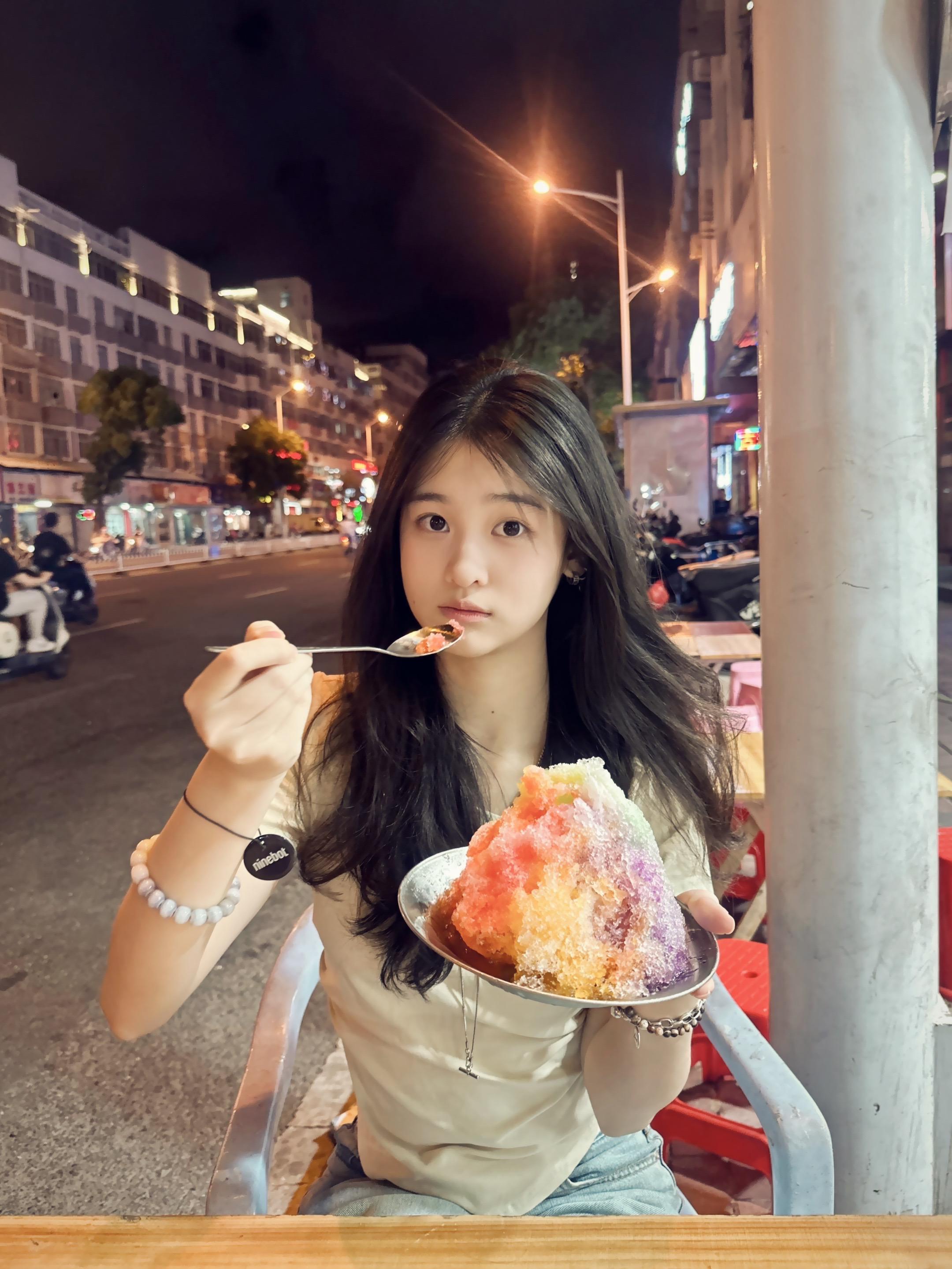 有空的话陪我一起吃夜宵吧 路边摊也可以