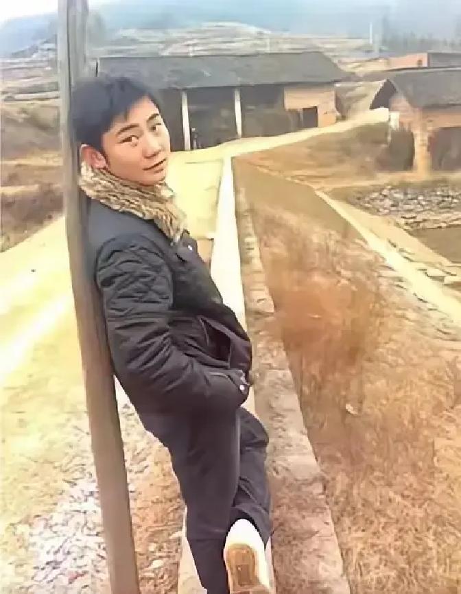 难怪张雪自带“拼劲buff”！原来妈妈是湘西才女何琼
有网友扒出，演员张雪的妈妈