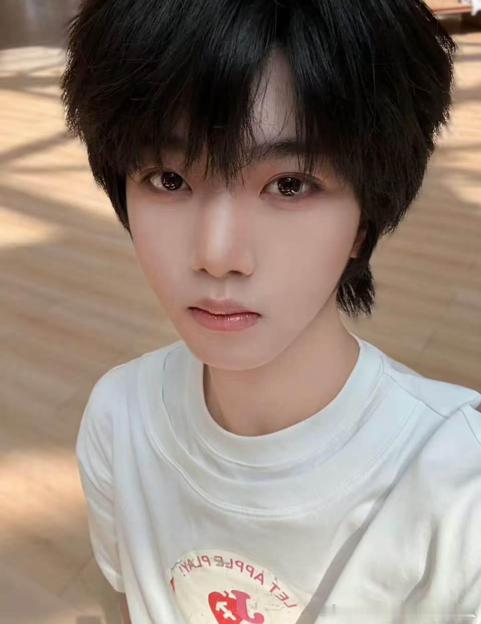 张函瑞穿TFBOYS十周年联名款张函瑞穿TFBOYS十周年联名 啊啊啊啊哈哈哈哈