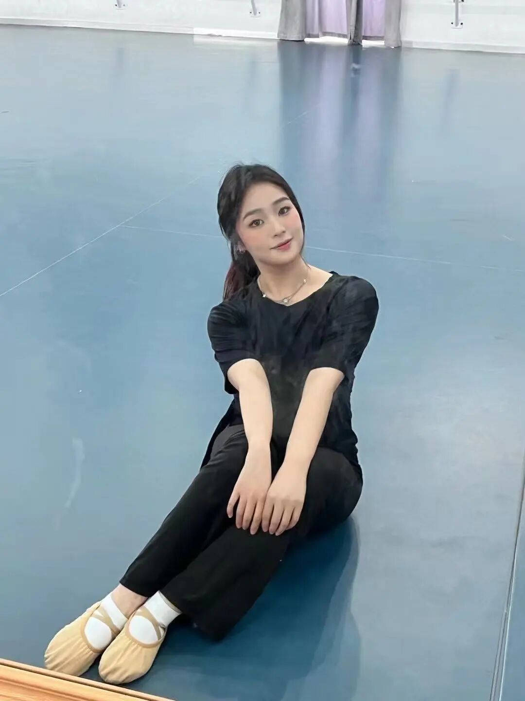 必须顶上热搜，保佑孩子早日找到亲生父母。女孩确诊白血病才发现自己非亲生微博寻人