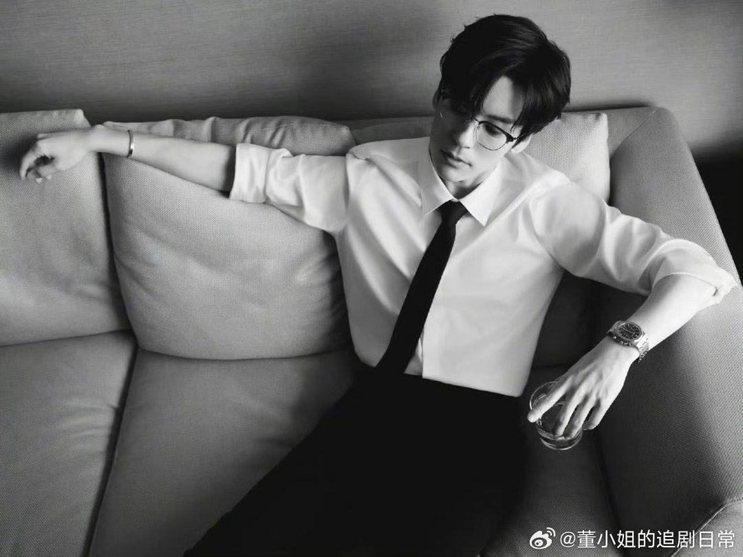 魏哲鸣魏哲鸣人夫感快溢出屏幕了魏哲鸣熟男是一种感觉沉稳又温柔的熟男魅力，在魏哲鸣