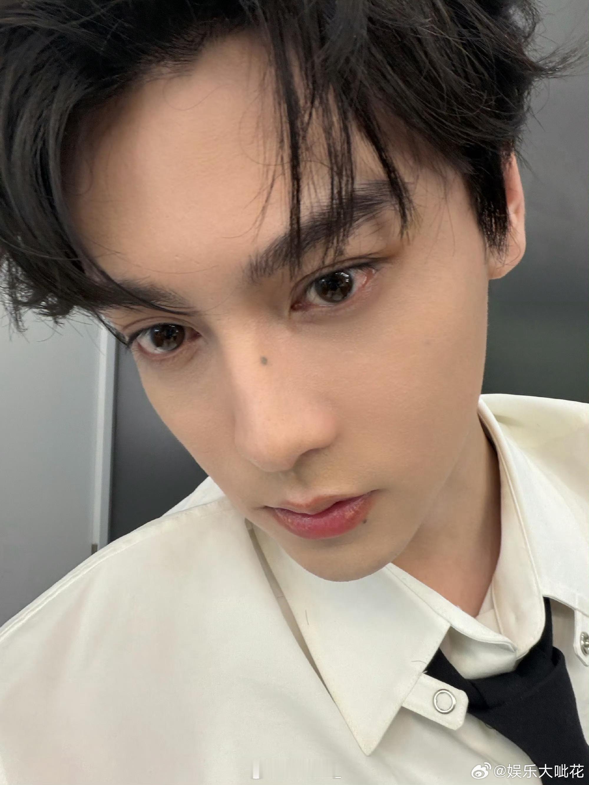 田栩宁2026第一面田栩宁上粉底不卡粉 田栩宁2026见的第一面，皮肤状态真好，