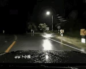 冥冥中果然有天意！
女子深夜开车回家，

途经无红绿灯的十字路口，眼看四下无人，