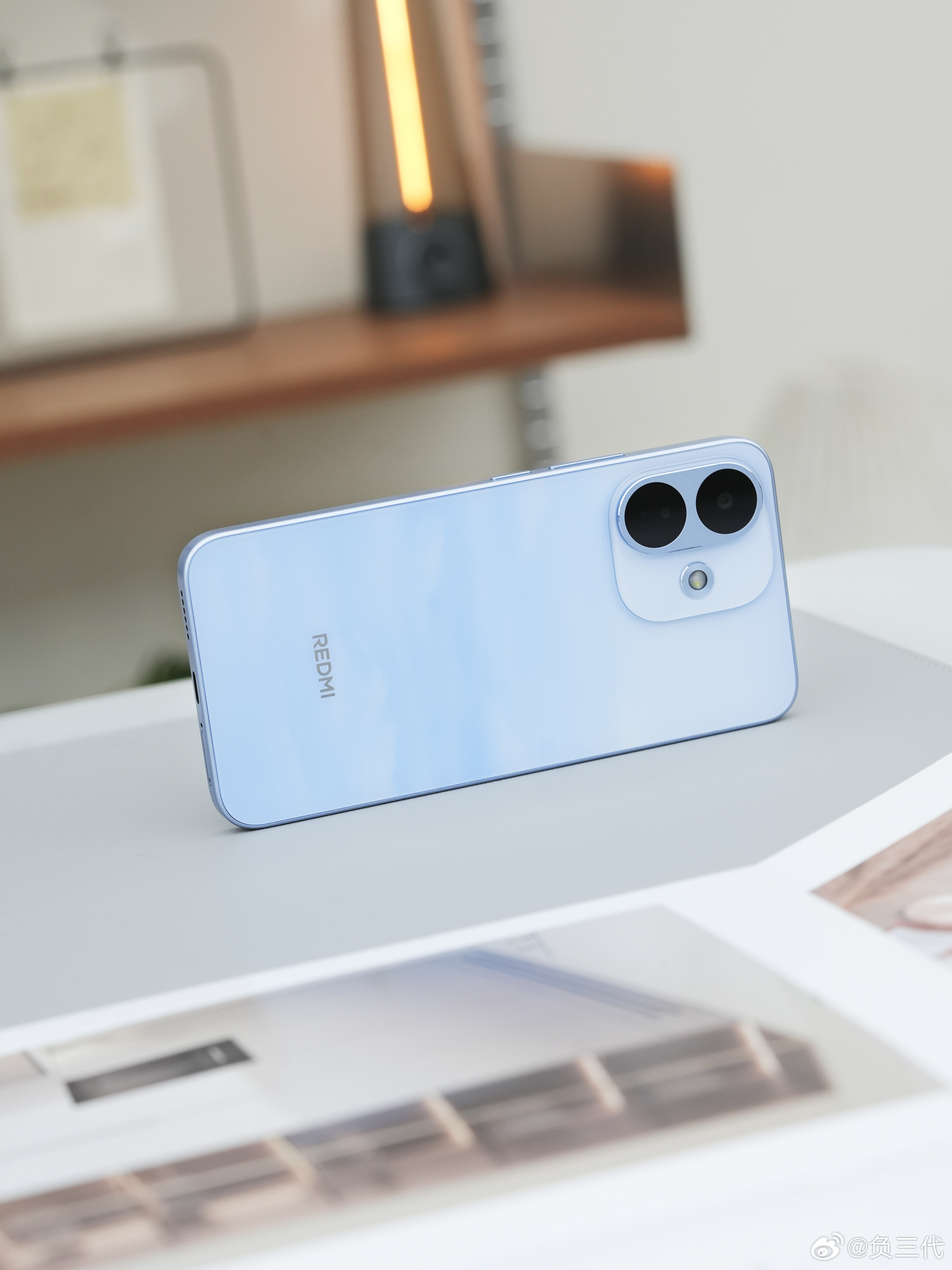 REDMI Note 17 Pro「晴空蓝」这次的颜色就很清爽，挖孔直屏配窄边框