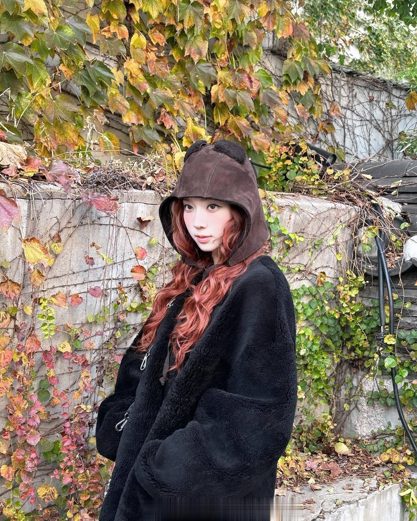 #明星私服搭配[超话]# Aespa 金冬天 更新ins 好美好可爱红发好有魅力