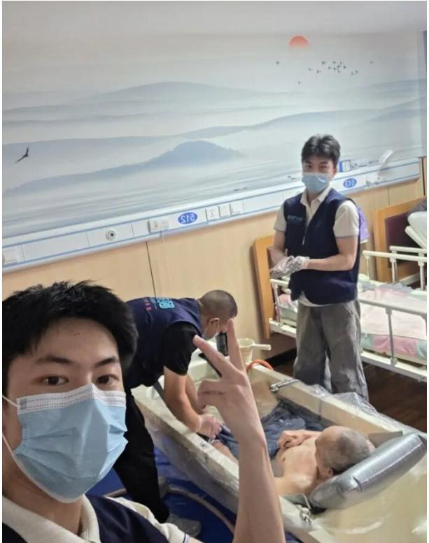 太意外了！浙江杭州，一名小伙原本在医院当护士，如果继续干能够月薪过万，但他反而辞
