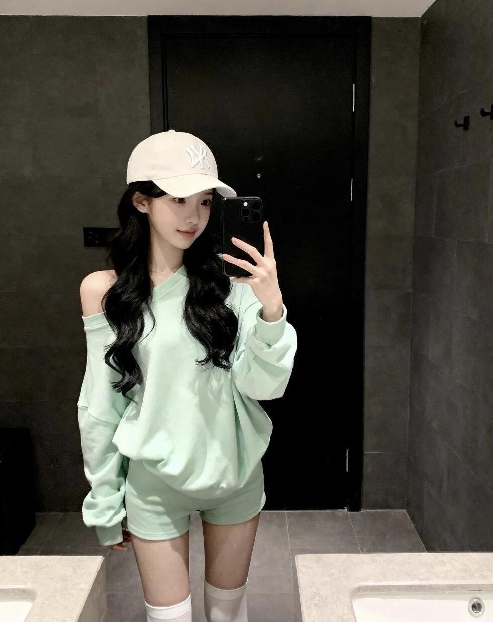 今天是薄荷味的松弛感～露肩卫衣+同色系短裤，慵懒又带点小小心机✨ 配顶棒球帽，随
