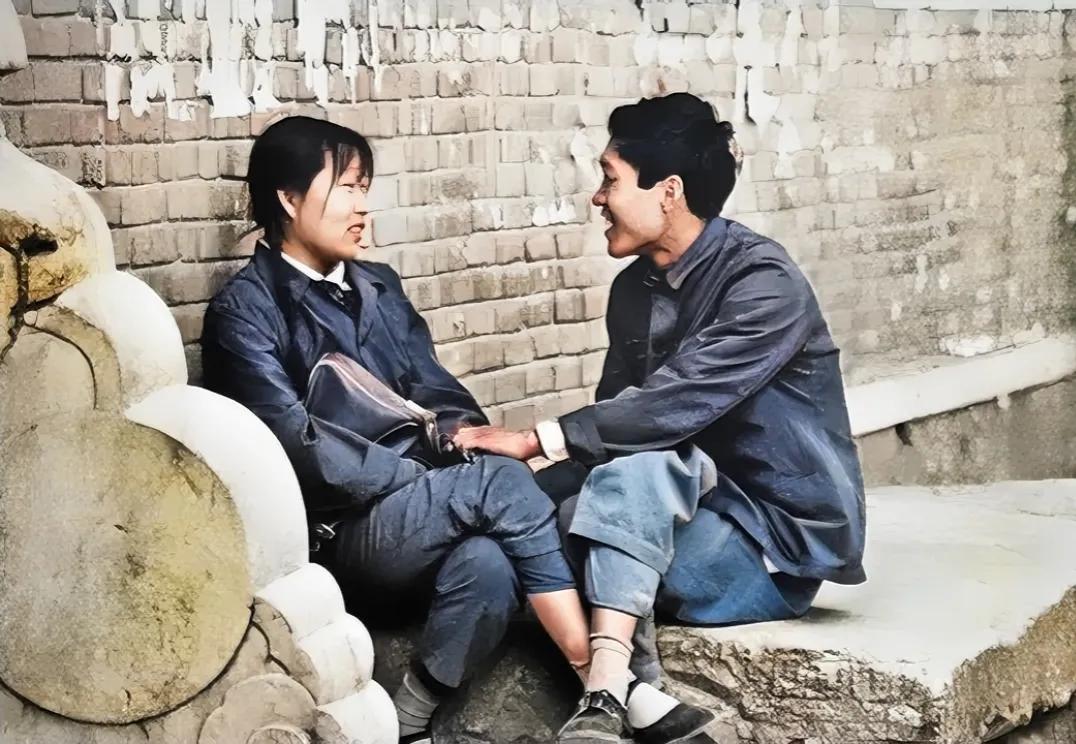 1985年，北京月坛公园，一对正在谈恋爱的年轻人，照片中的男孩牵着女孩的手，俩人
