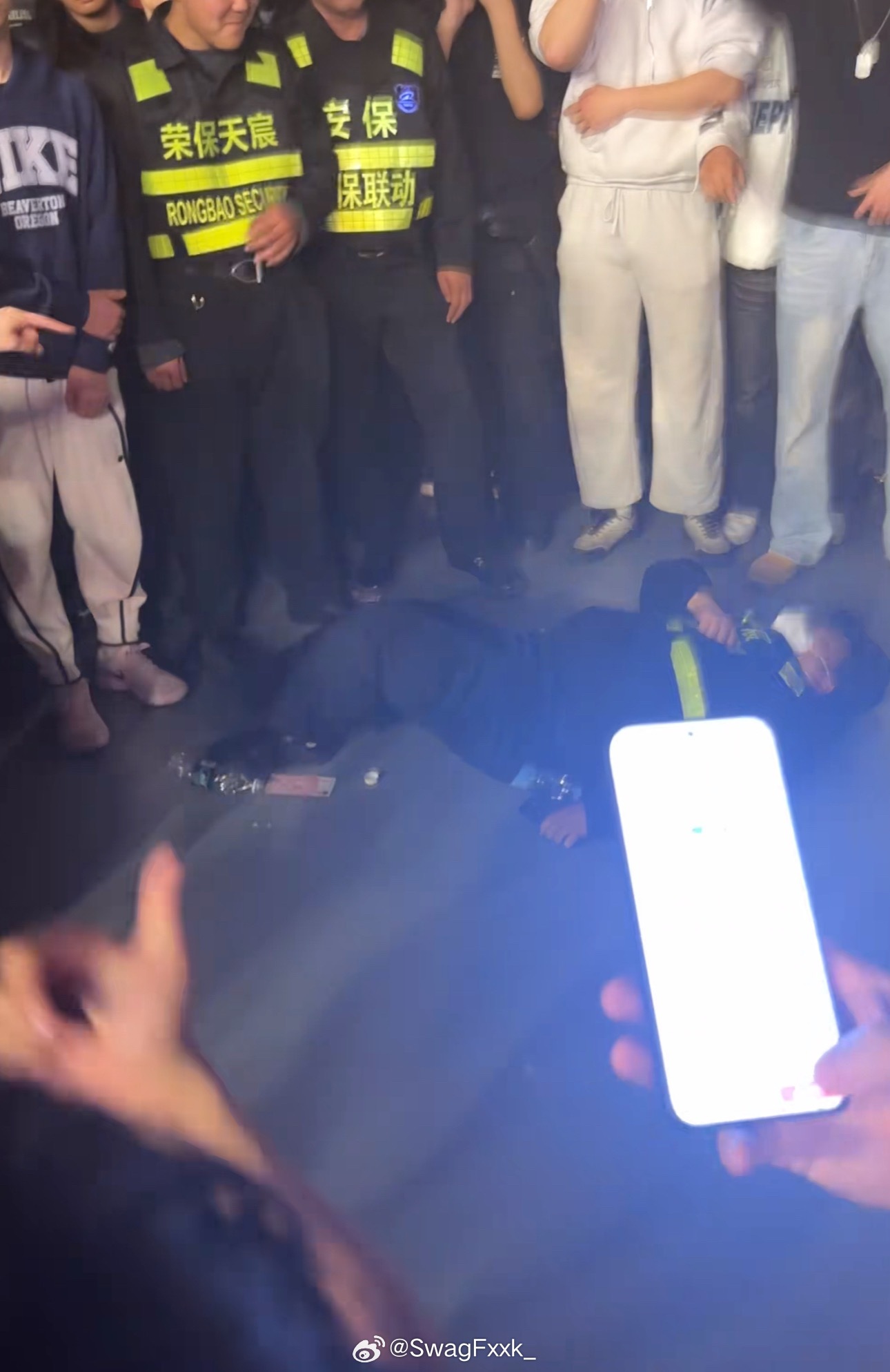 王齐铭最新巡演有保安躺到在场地方！据说是因为阻止观众开圈，后来就直接躺到了。所以