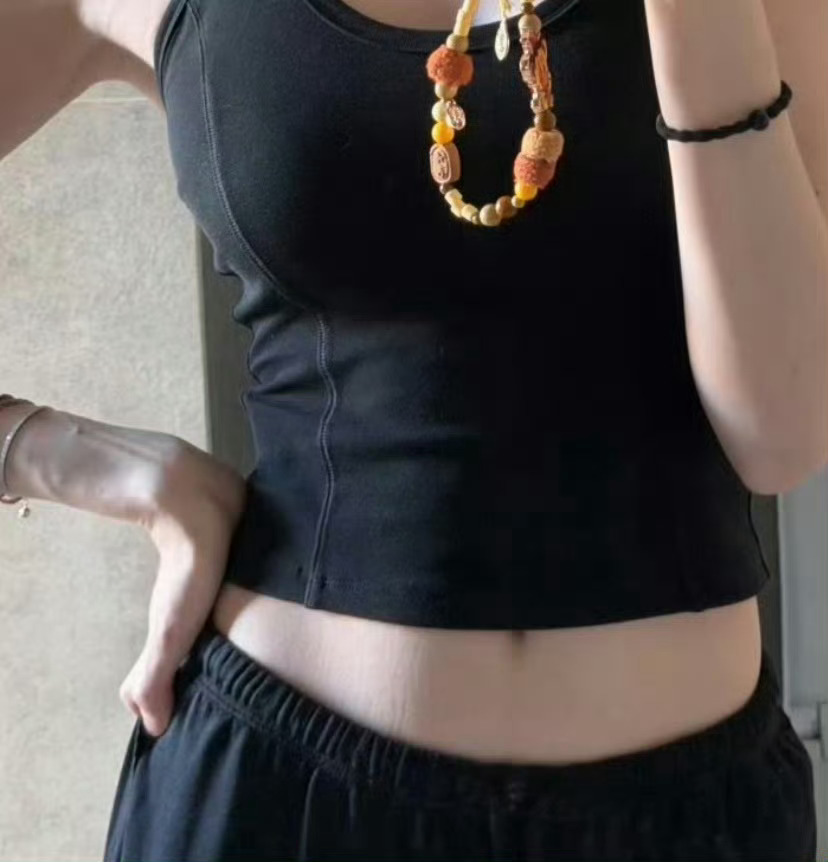 何穗产后出门，穿搭松弛舒适，肚子上的妊娠纹却引人注意 