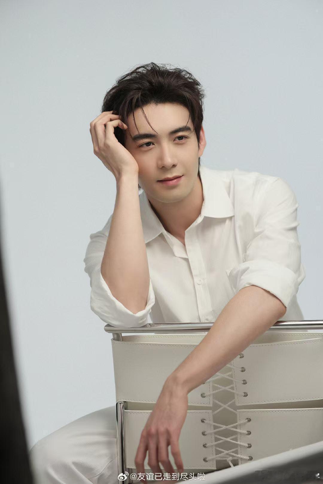 金枝开机金枝 不愧是金枝，开机就把含金量拉满格，金色背景桌布红包一应俱全，仪式感