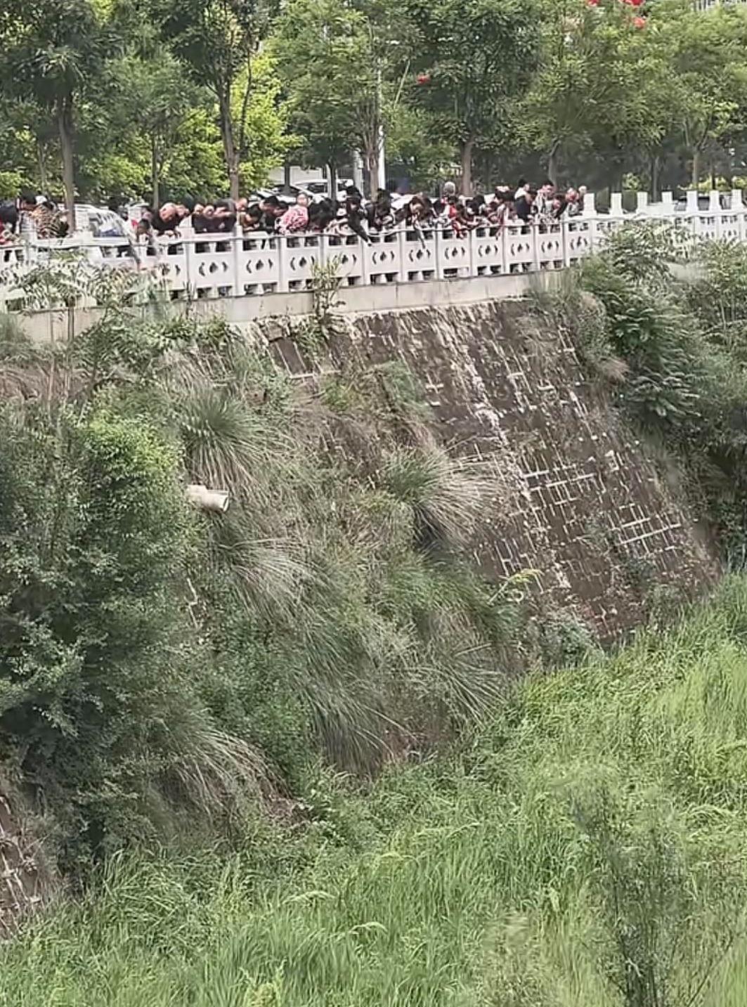 十四五岁儿子半夜撞见母亲溜进隔壁光棍屋，转身回房装作没看见。第二天桌上早饭照吃，