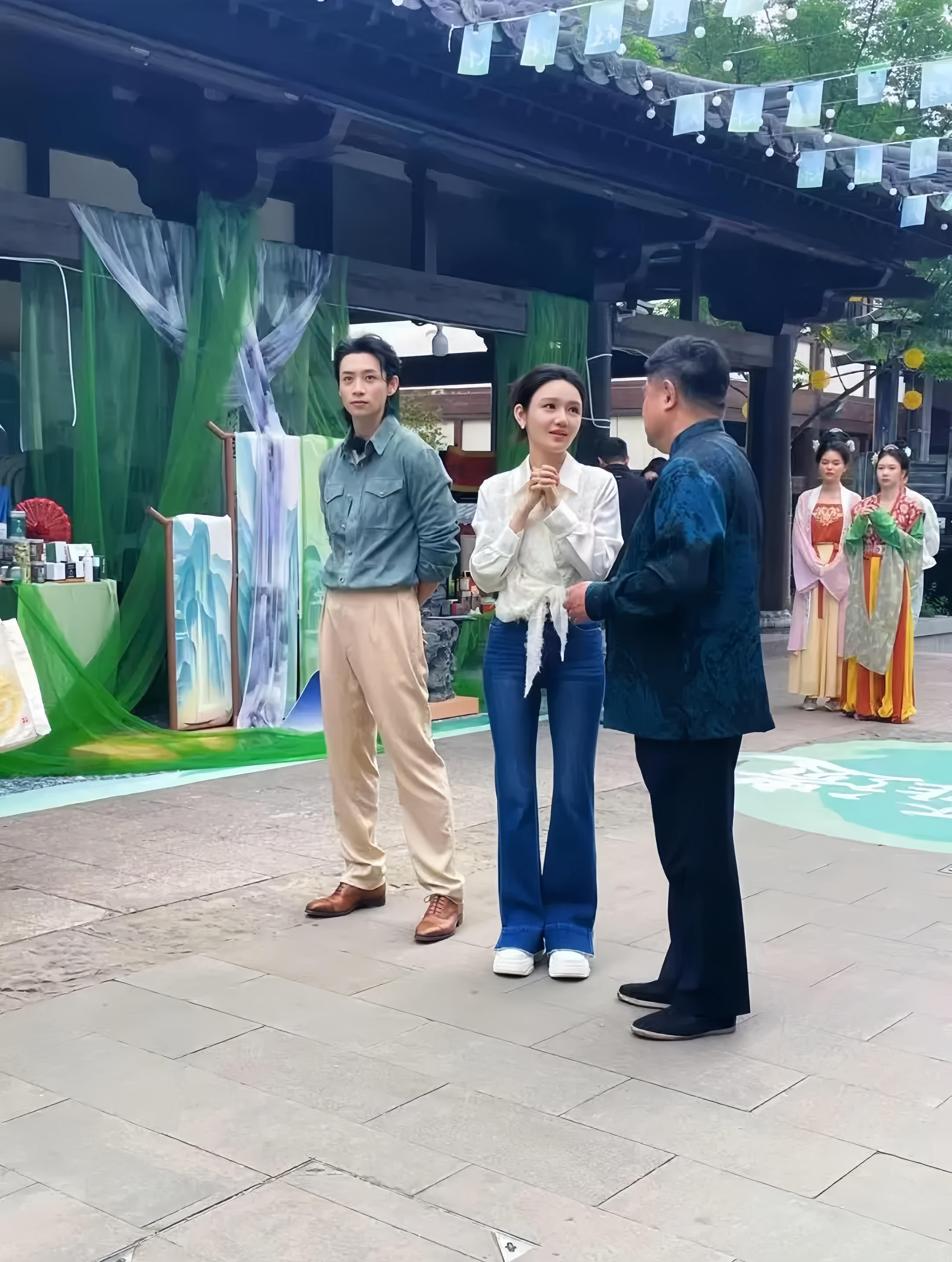 央视美女主持人龙洋，好瘦好白好美啊 ​​​