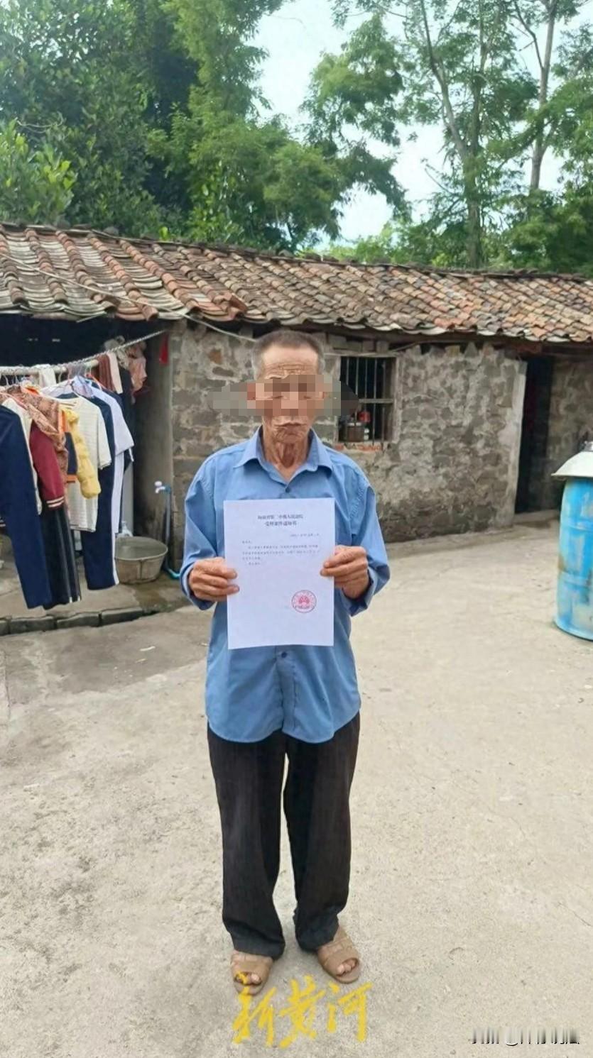“揪心！”海南临高县，七旬老农目睹醉汉用手掐8岁孙子的脖子，眼见孩子快没气了。情