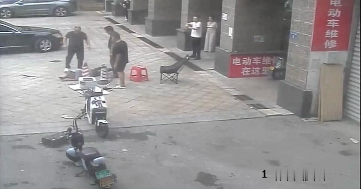 太嚣张了！8月6日光明网报道，湖南长沙，两男子开奔驰车强停在一商铺门前，店主好心