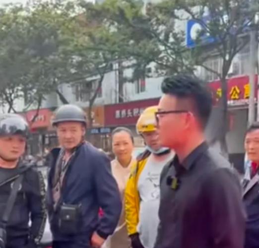 “活该他发财！”2023年10月，浙江，一外卖员在送餐时，为避免撞到孕妇，不慎撞