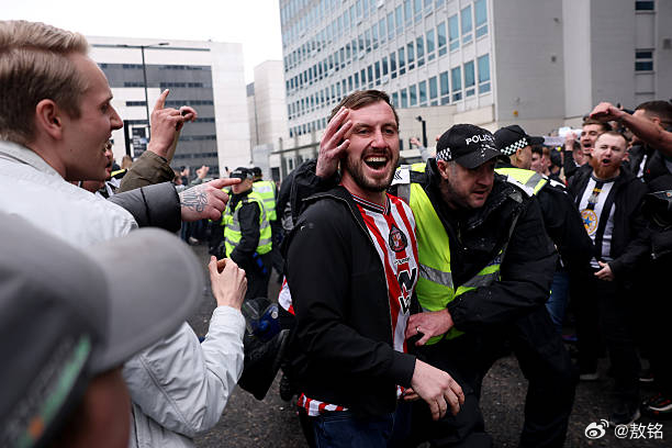 纽卡斯尔vs桑德兰 德比的味道很浓。赛前桑德兰球迷和纽卡斯尔球迷发生了冲突，警察