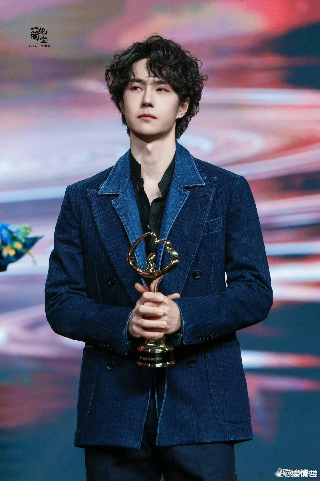 王一博示意把鲜花分给魏克然王一博不红谁红王一博示意把鲜花分给魏克然 