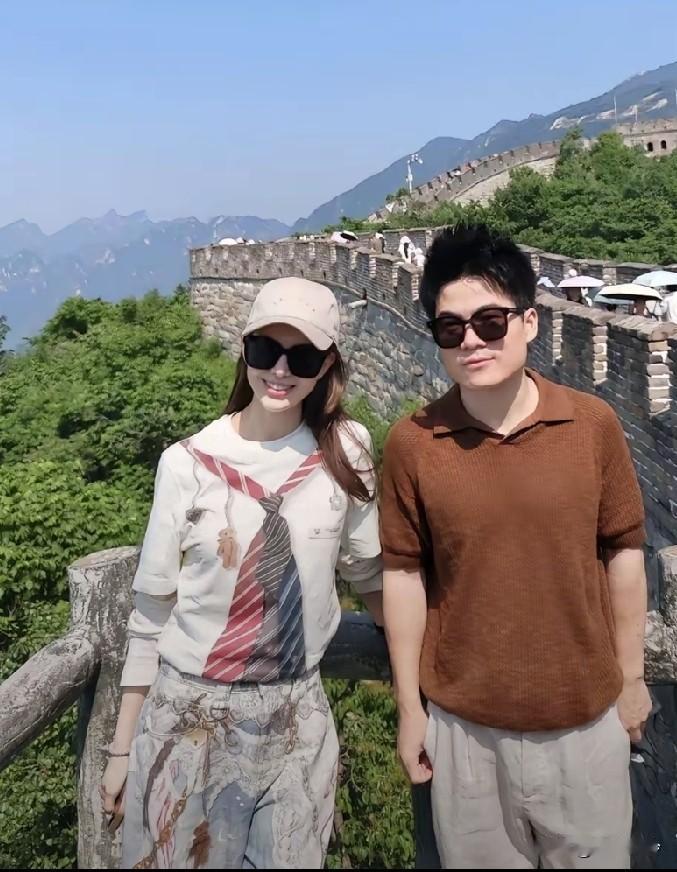 董宇辉昨晚自己晒出来的合影，这是官宣了吗？终于晒媳妇儿了到底是刘亦菲，还是杨颖，