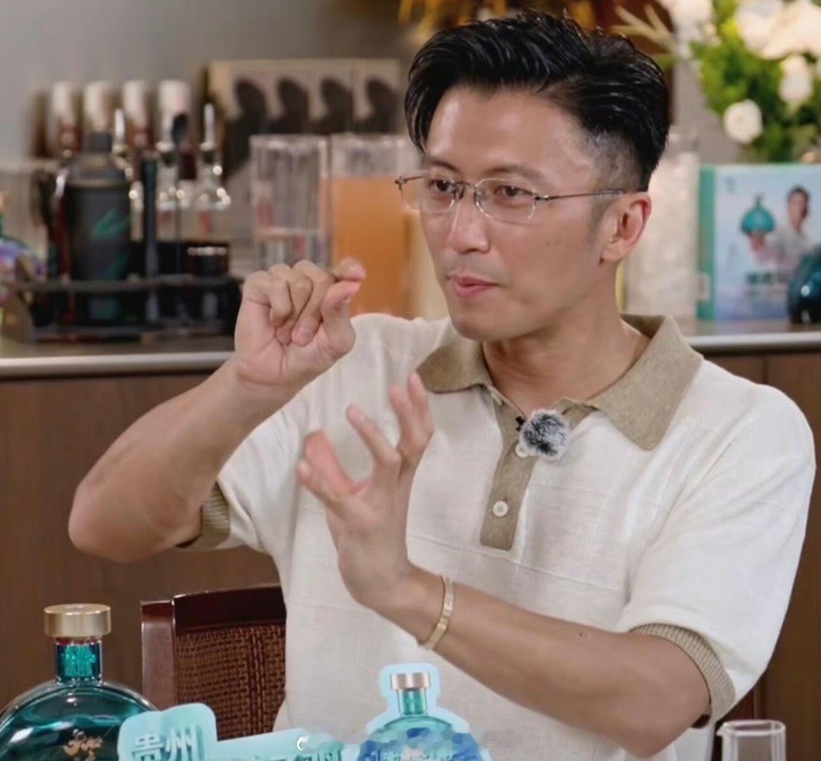 谢霆锋王菲情侣手镯而且大家发现没，他特别爱不经意漏出来这个手镯，真的，服了这个老
