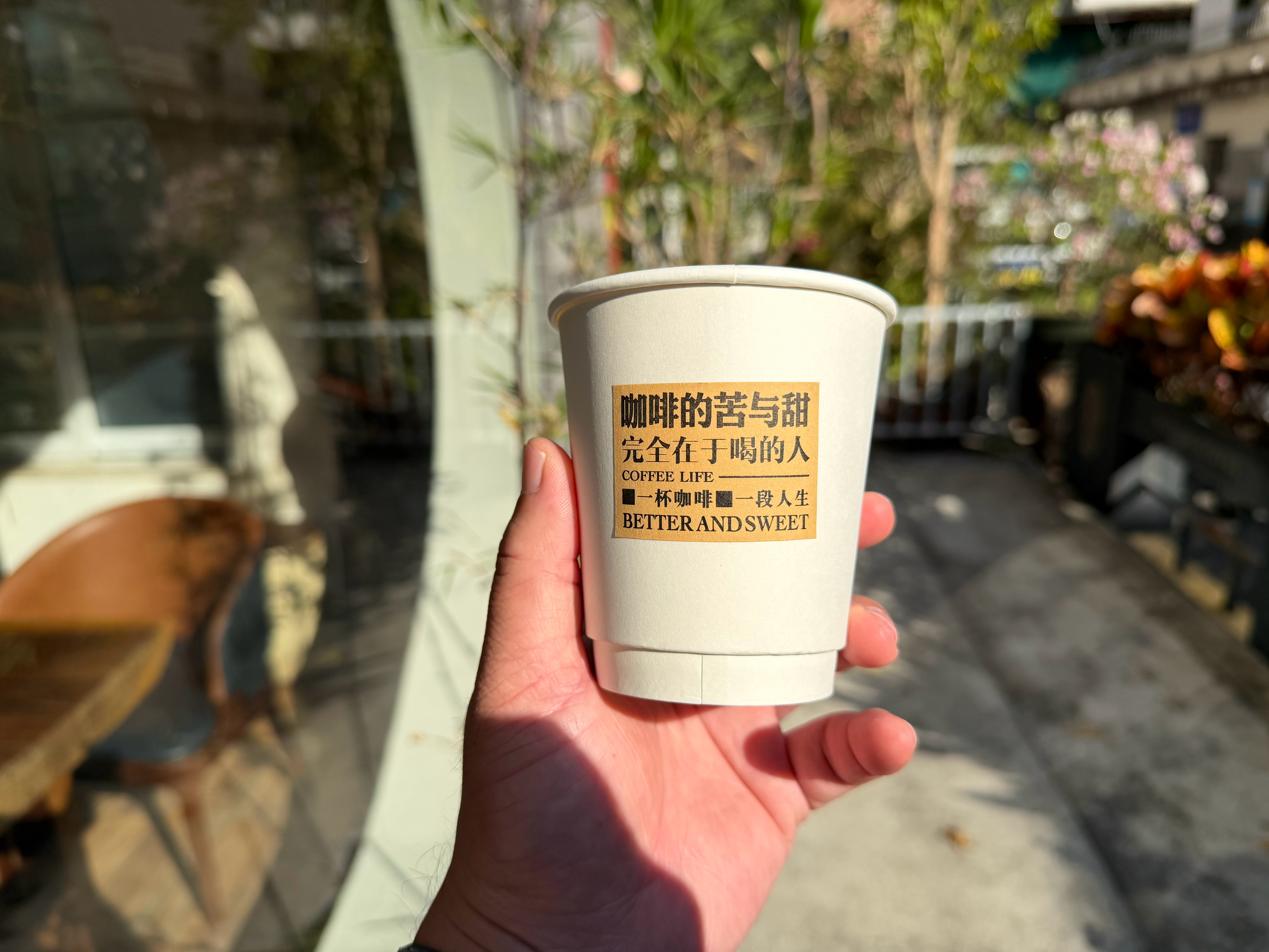 昨天去车展，见品牌朋友们，上来就递的咖啡，导致喝了差不多6-7杯，现在看到咖啡，