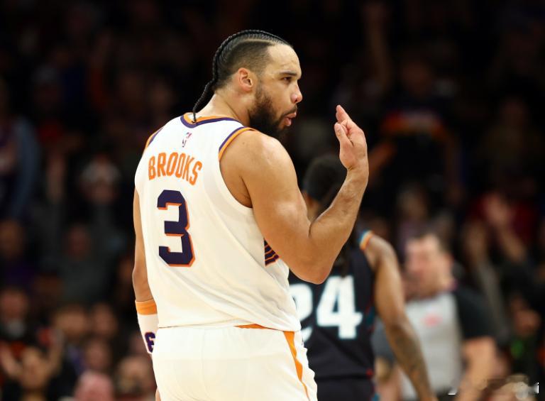 今天，太阳后卫狄龙·布鲁克斯在直播中向那些边打球边开播客节目的球员开炮。狄龙说道