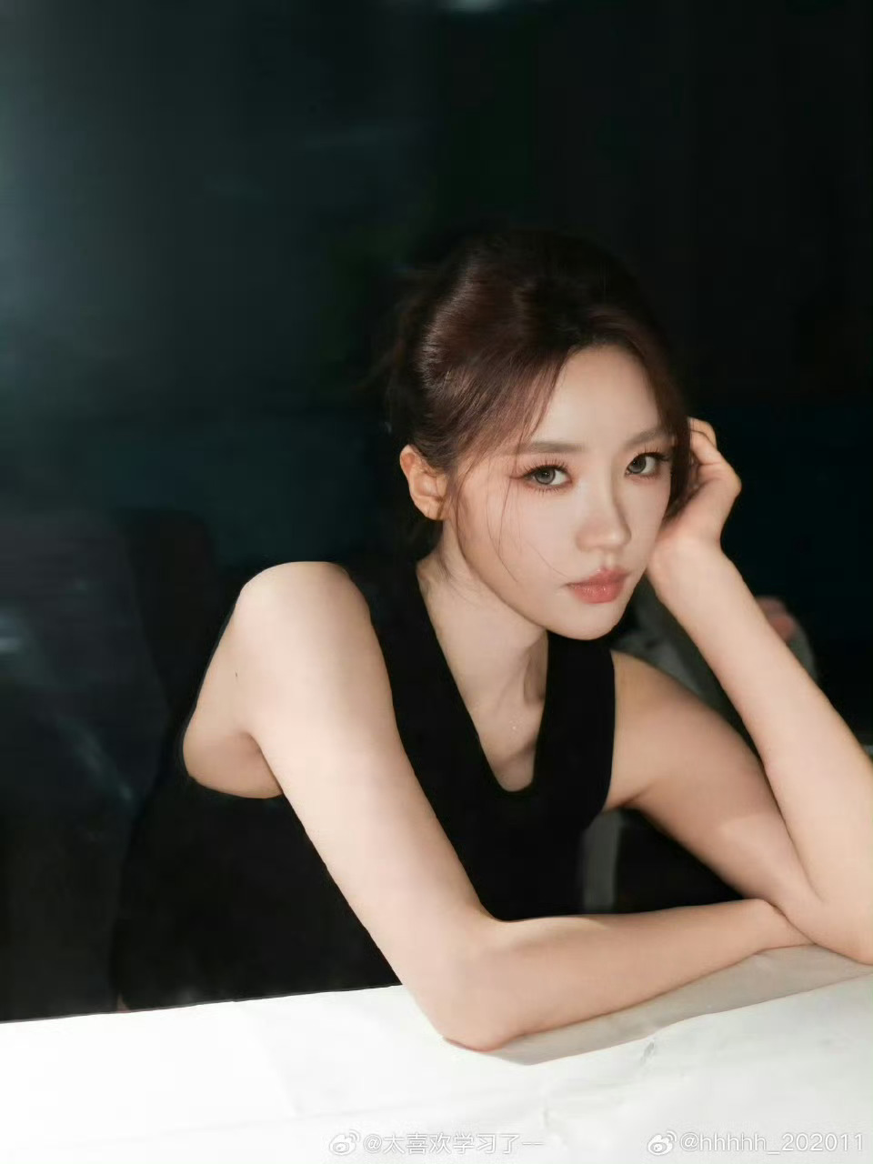 张月完全女团来的 张月舞台感染力直接拉满，专业唱跳功底尽显底蕴。身姿挺拔气场十足
