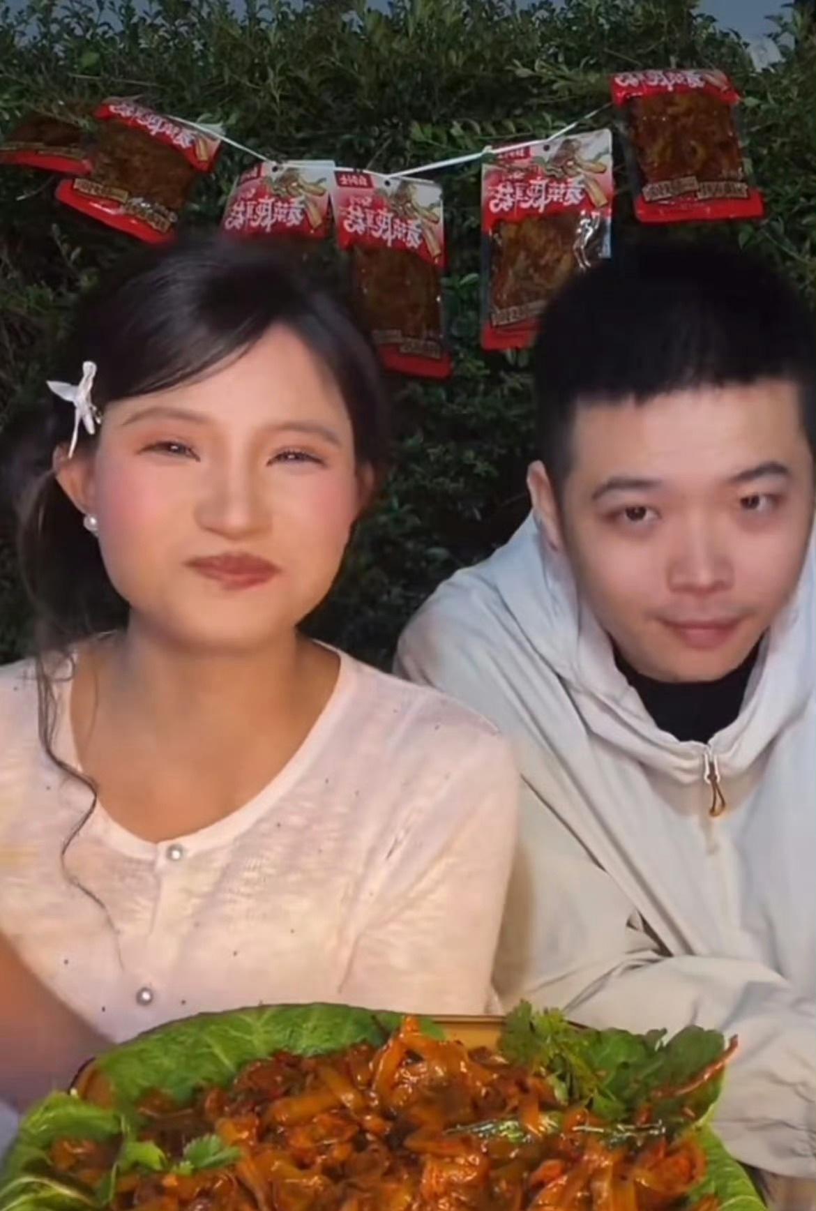小英带货时那种自然的状态，恰恰说明她和助播配合熟练。如果真要嗑，嗑的是职场默契，