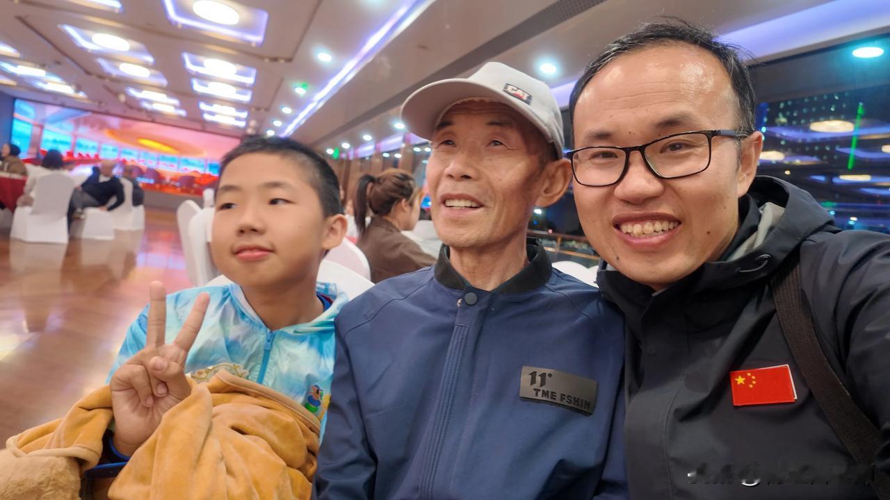 五月2号带老爸登上黄浦江游轮，打卡了陆家嘴三件套，老爸顶着寒风却举着手机不停的拍